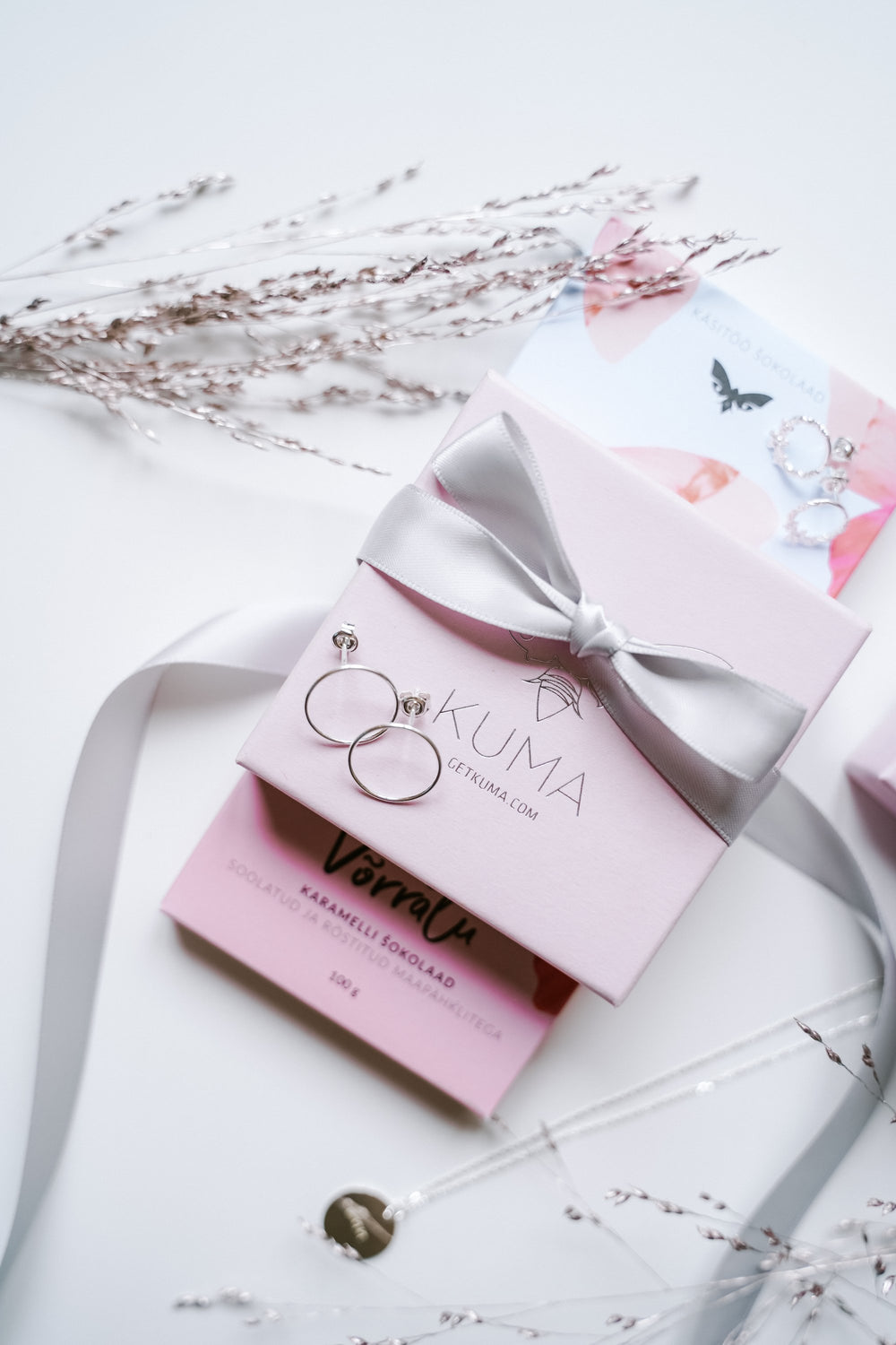 KUMA hõbe kõrvarõngad x KUMA šokolaadi kinkekomplekt