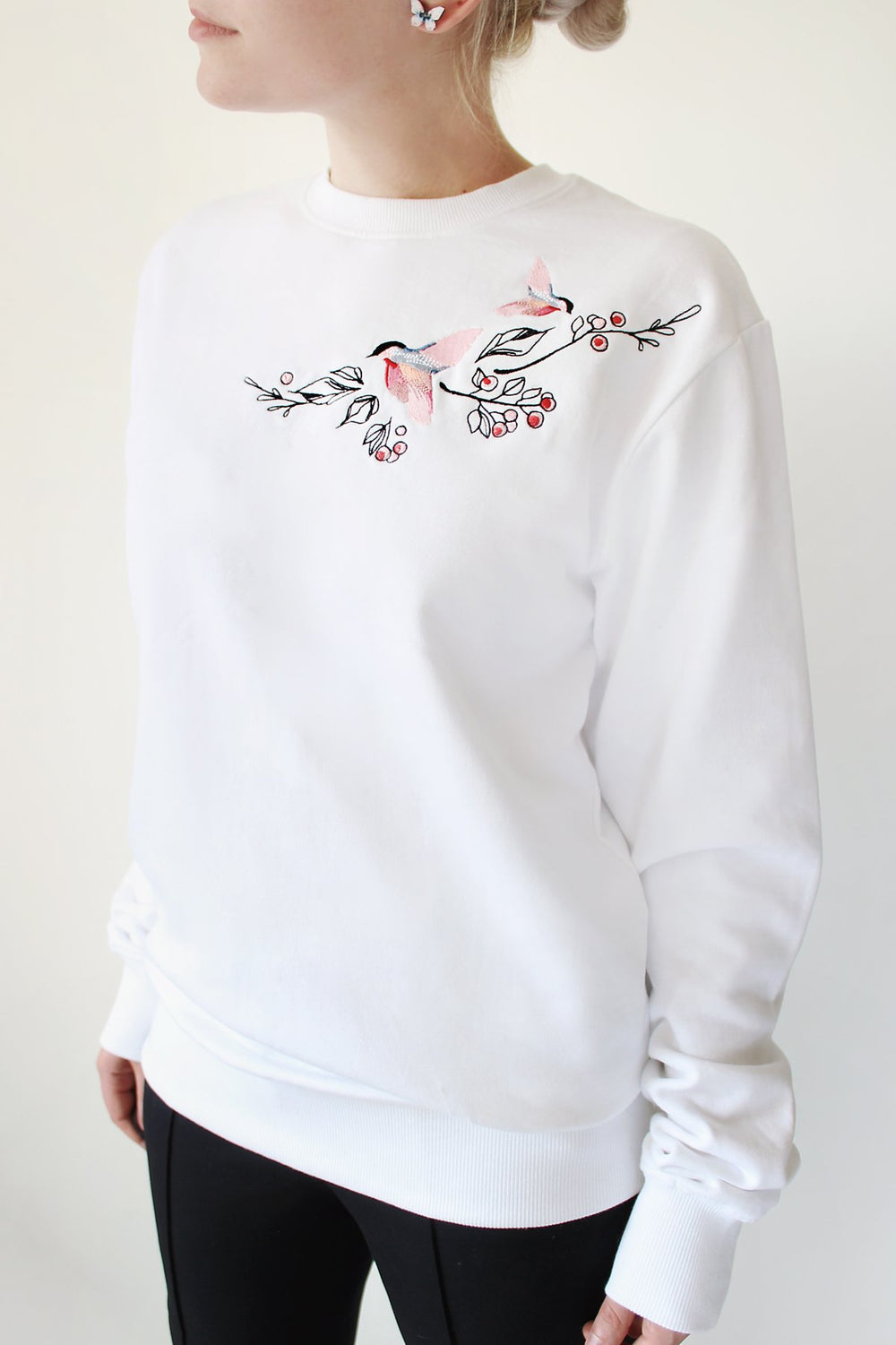 Tantsulinnud tikandiga pusa-KUMA Design Store