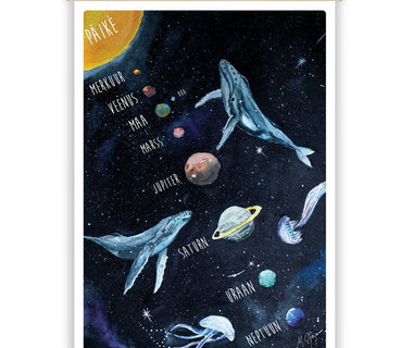 Plakat "Planeedid" illustratsiooni autor Mari Ojasaar (komplektis sisaldub ka puidust plakati riputi)