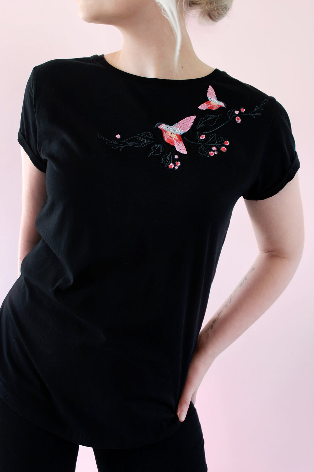 Dancing birds embroidered t-shirt (black) - KUMA Design Store
